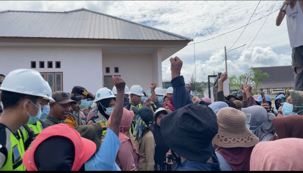 Akses Air Bersih dan Listrik Dibatasi, Siasat Busuk Harita Relokasi Warga Kawasi